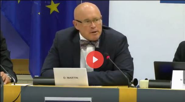 dr David Martin — znany głównie z alternatywnego spojrzenia na epidemię COVID-19